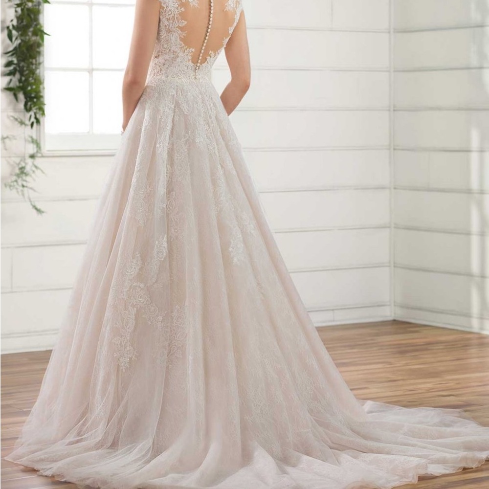 Essence of Australia Elegant Lace Wedding Dress in White - Picture 4 of 9